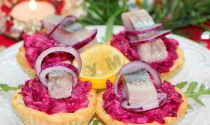 Сельдь под шубой в картофельных тарталетках