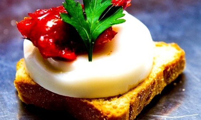 Бутерброды с козьим сыром и печеным сладким перцем