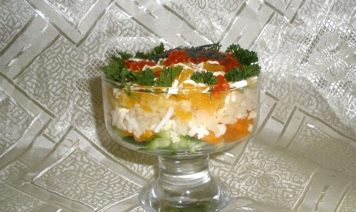 Новогодний салат из красной рыбы с огурцом