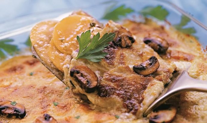 Запеканка из картофеля с грибами и сыром с голубой плесенью