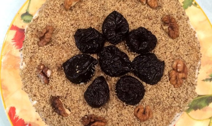 Медовик с черносливом и грецкими орехами