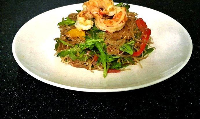 Рисовая лапша с рукколой и креветками