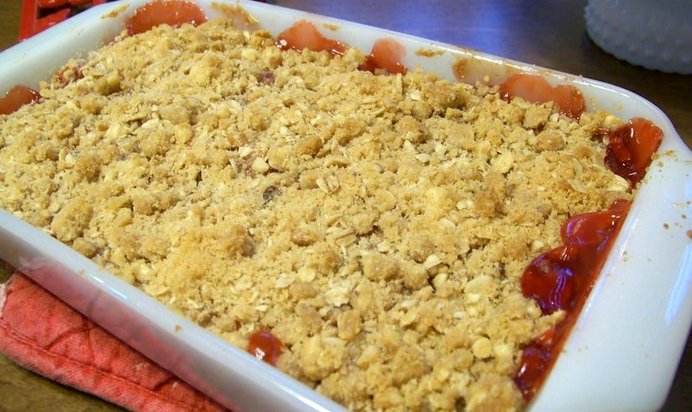 Запеканка с клубникой и ревенем