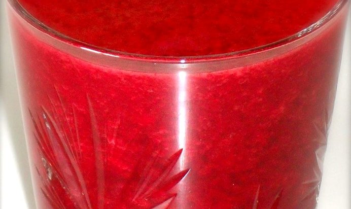 Витаминный напиток из свеклы, красного апельсина и клубники