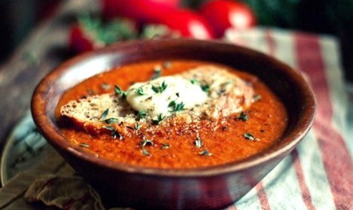 Томатный суп с базиликом и гренками