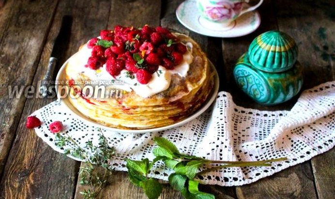 Шведский блинный торт со взбитыми сливками и ягодами