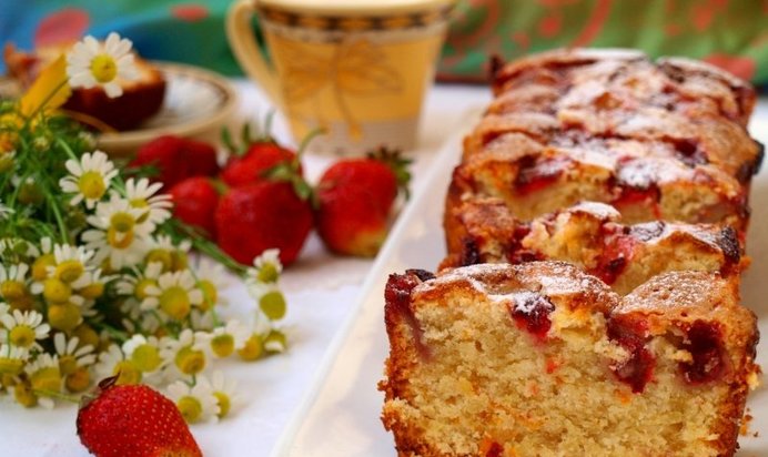Кекс с клубникой и апельсиновой цедрой