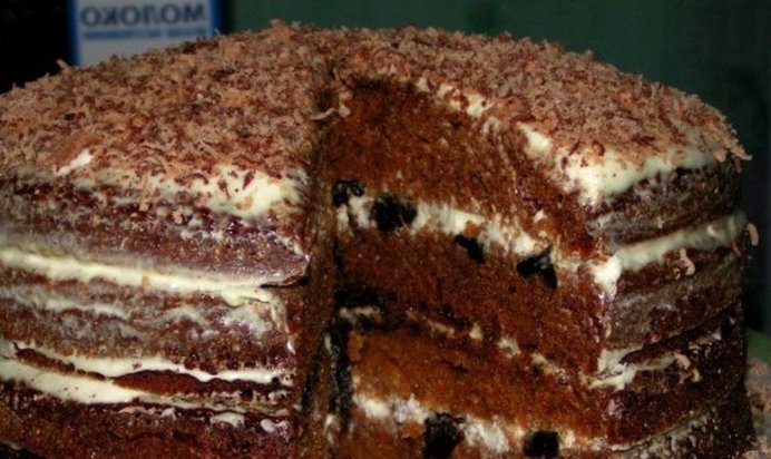 Шоколадный торт с черносливом и орехами