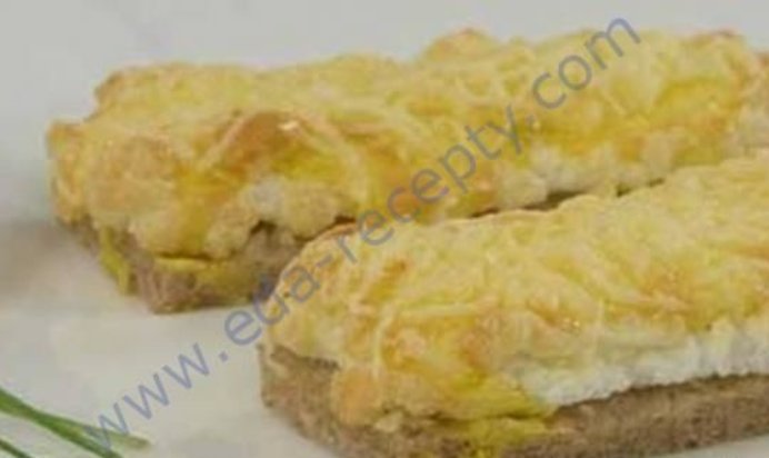 Горячие бутерброды с яйцом чесноком и сыром в духовке