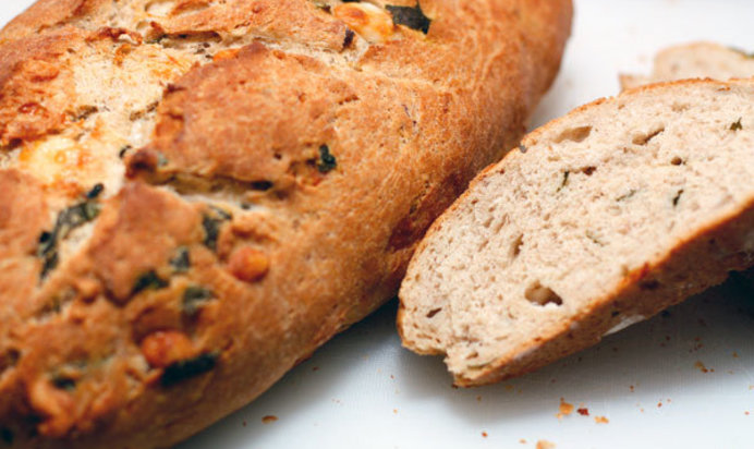 Домашний хлеб с орехами, базиликом и козьим сыром