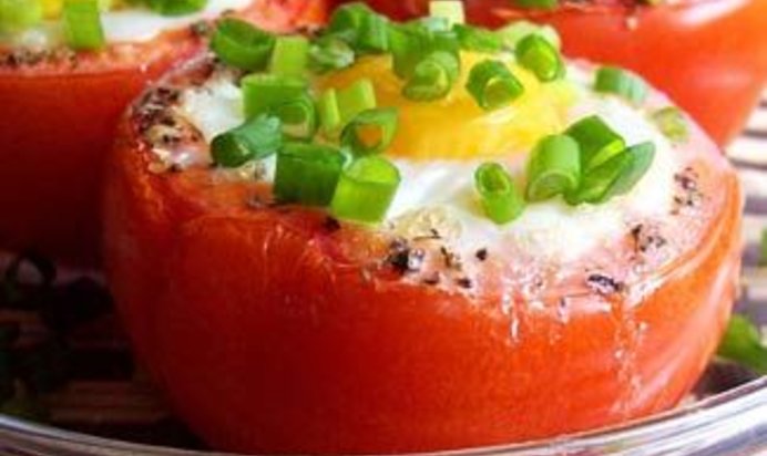 Яичница-глазунья в помидоре