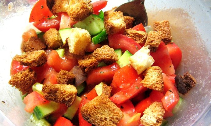 Овощной салат с гренками и уксусной заправкой