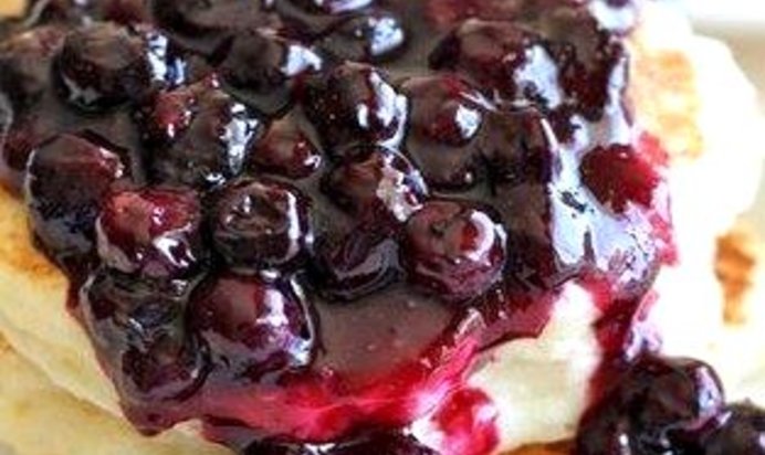 Лимонные блины с рикоттой и черничным соусом