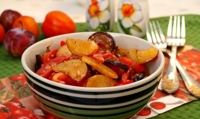 Салат с баклажанами, помидорами и сливами с горчичной заправкой