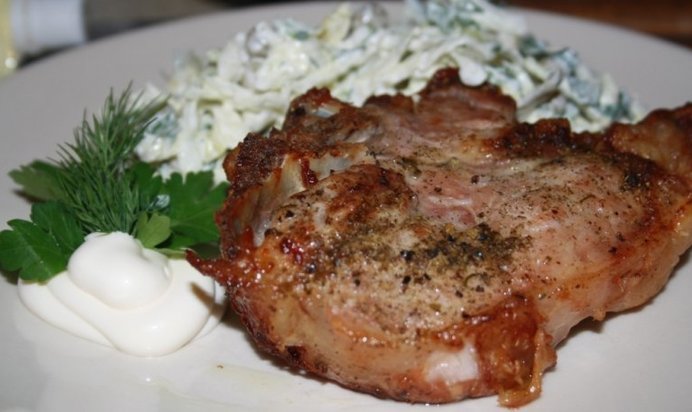 Ароматный свиной антрекот с хрустящим овощным салатом