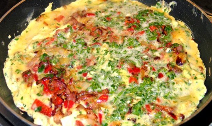 Баскский омлет с обжаренными перчиками
