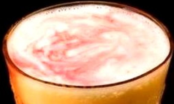 Коктейль из мороженого и клубники