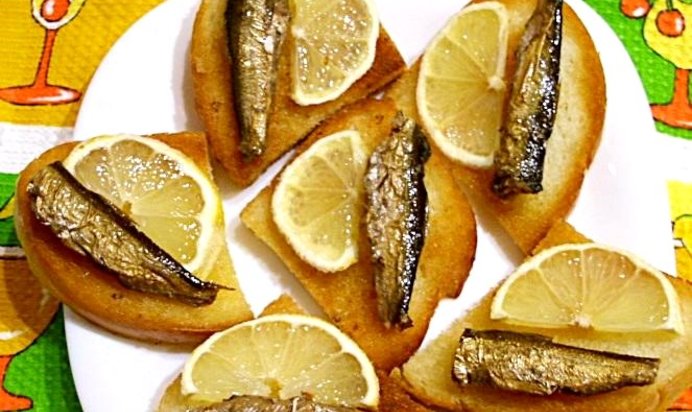 Бутерброды со шпротами