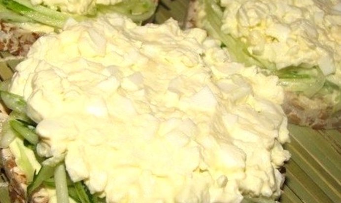 Бутерброды со свежим огурцом и горбушей