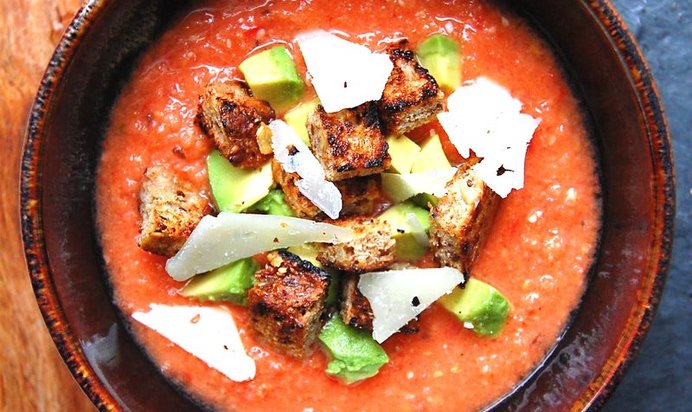 Гаспачо с домашними гренками