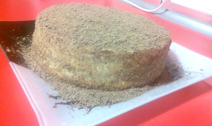 Бисквитный торт с персиками и нежным кремом