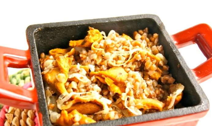 Гречка с лисичками в горшочках