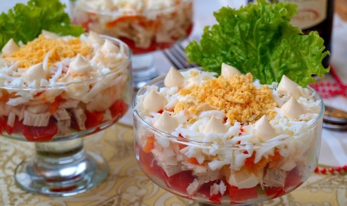 Салат с курицей, помидорами, яблоком и морковью