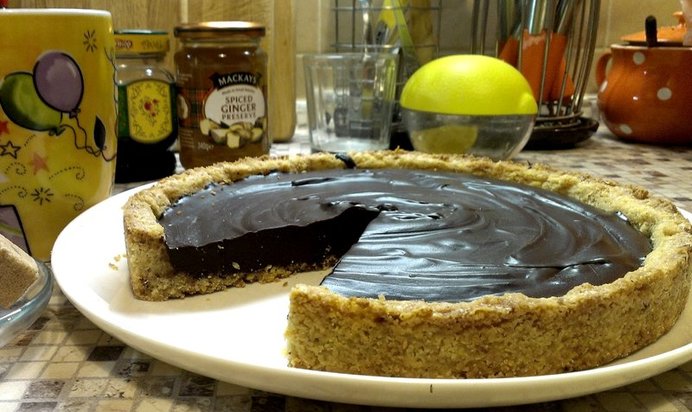 Торт из миндального теста с шоколадным ганашем