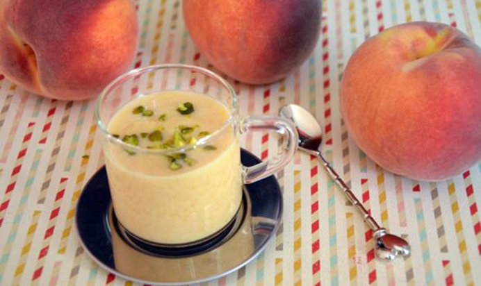 Йогуртовый напиток с персиками и фисташками