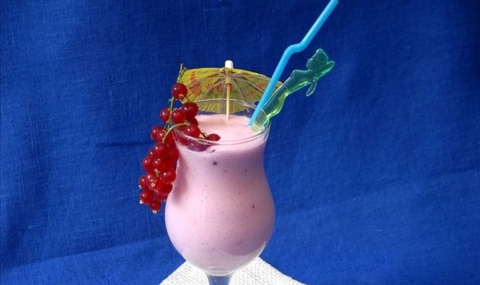 Коктейль с красной смородиной