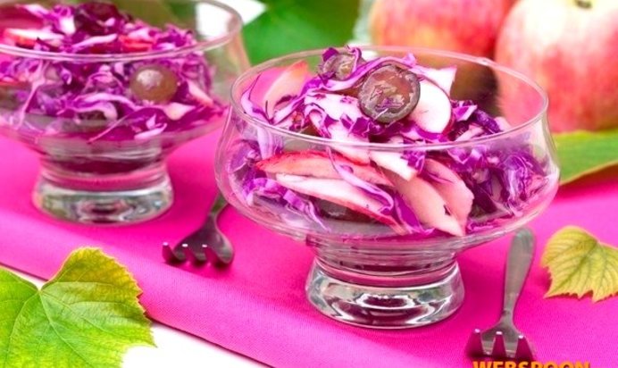 Витаминный салат с краснокочанной капустой, виноградом и яблоком