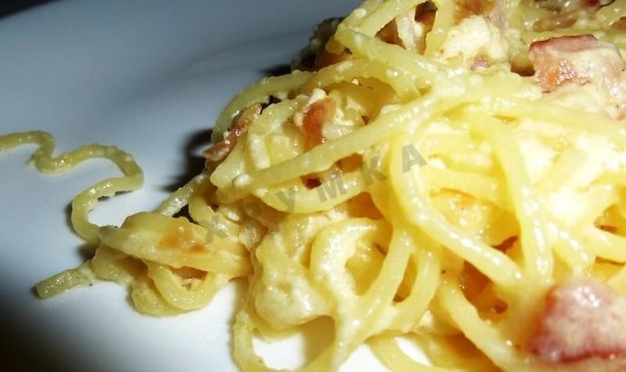 Спагетти карбонара с беконом и сливками