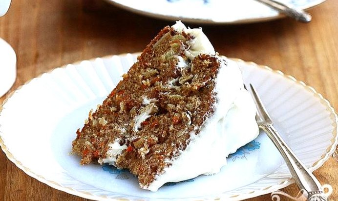 Морковный торт с орехами, кремом и глазурью