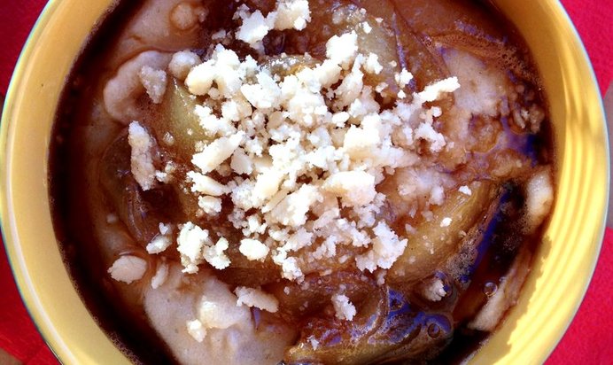 Грушевая манная каша с крошкой марципана и грушей в сиропе