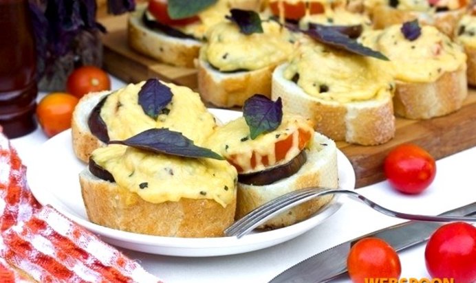 Бутерброды под сырно-базиликовой корочкой