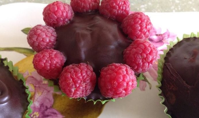 Маффины с шоколадной крошкой, украшенные малиной