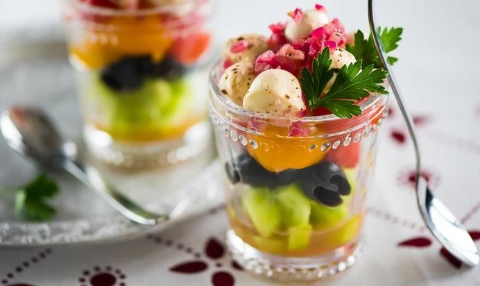 Греческий салат с моцареллой