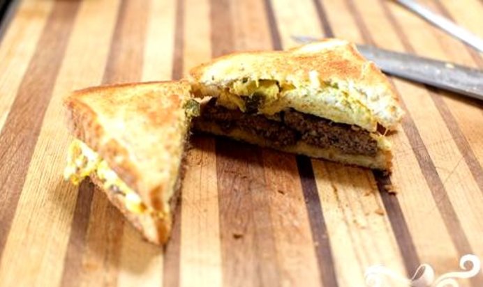 Сэндвичи с колбасой и халапеньо