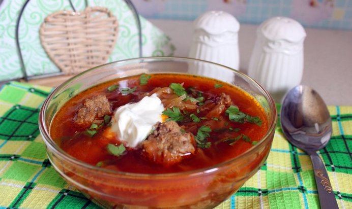 Летний борщ с молодой капустой и фрикадельками