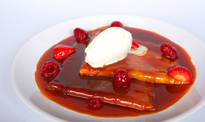 Блинчики в карамельно-цитрусовом соусе с клубникой