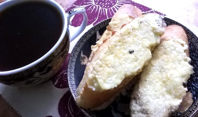 Жаренные бутерброды с брынзой и яйцом