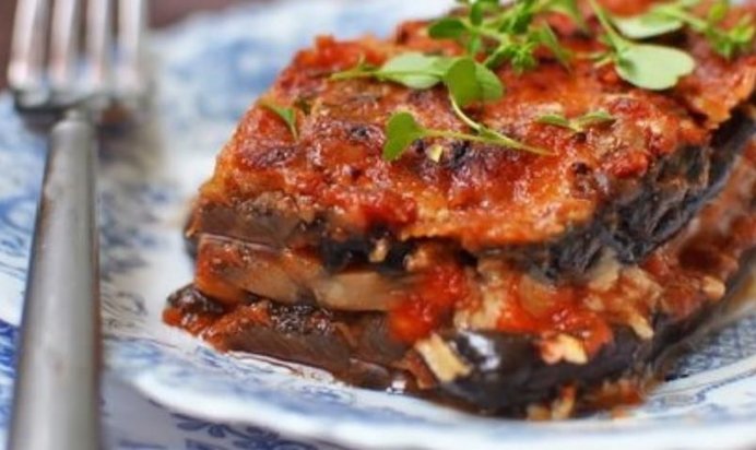 Баклажанная запеканка с грибами и моцареллой в томатном соусе