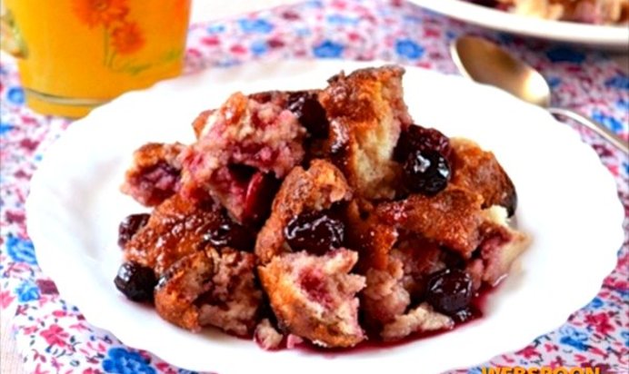 Хлебная запеканка с вишнями и корицей