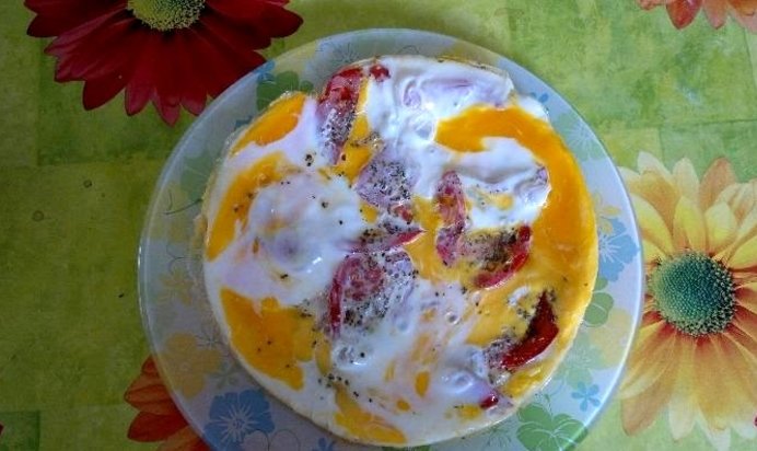 Яичница с луком и помидорами