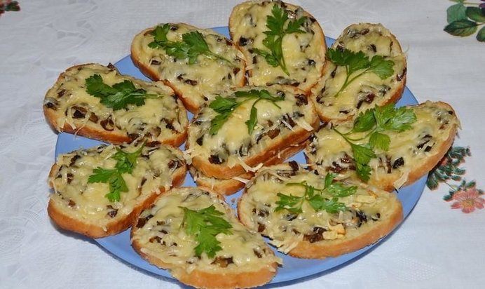 Горячие бутерброды с грибами и сыром в духовке