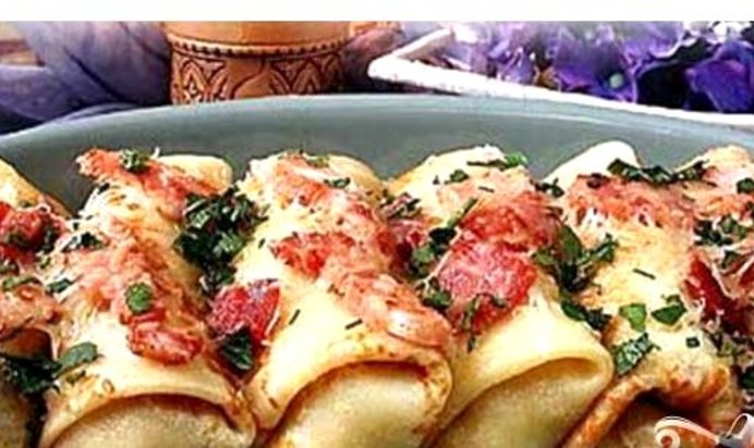 Фаршированные блины, запеченные с ветчиной и сыром