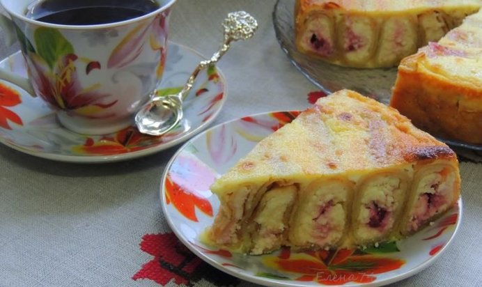 Блинный пирог с творогом и вишней