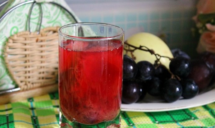 Фруктово - ягодный компот с корицей и кардамоном