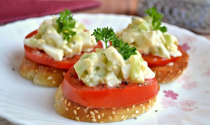 Чесночные гренки с помидорами и яично-огуречным салатом