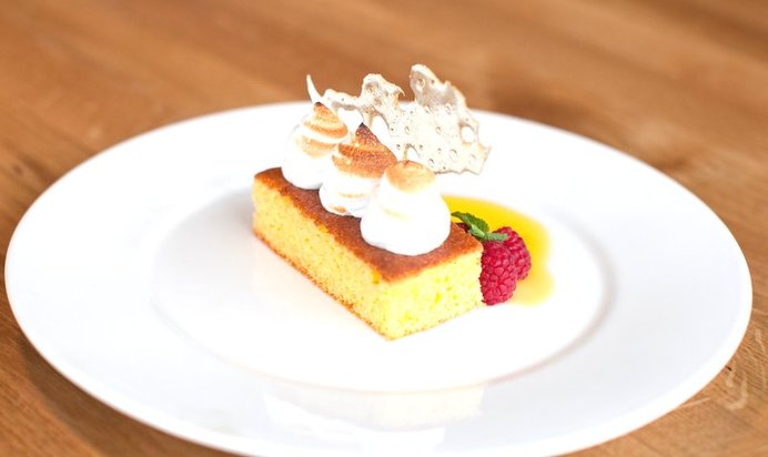 Кекс из поленты с меренгой и карамелью